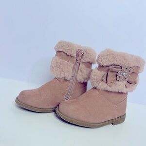 Rachel Girls Size 9 Pink furry boots